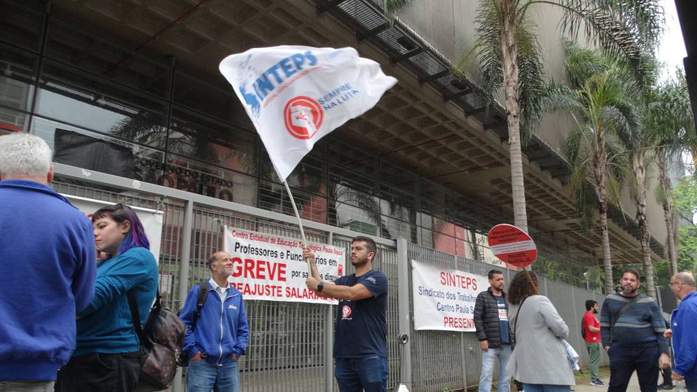 Greve surte efeito e força CEETEPS a assumir compromissos com os trabalhadores Greve surte efeito e força CEETEPS a assumir compromissos com os trabalhadores